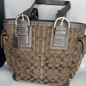 COACH BROWN SIGNATURE CANVAS WITH DARK BROWN Cs & LEATHER IS DARK BROWN HANDLES
